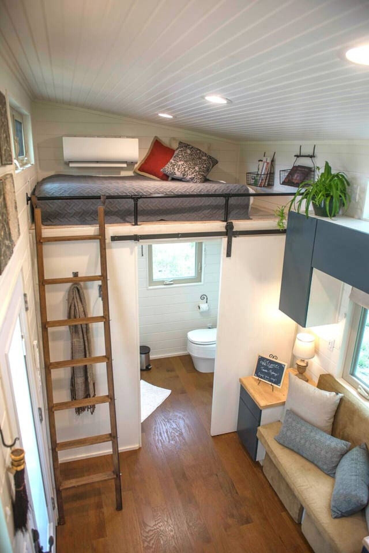 Desk, iron/ironing board, WiFi, bed sheets
