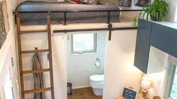 Desk, iron/ironing board, WiFi, bed sheets