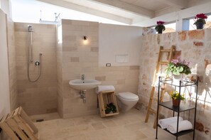 Doccia, asciugacapelli, bidet, asciugamani