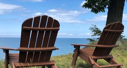 Charming Cottage with Private Beach (sleeps 6, A/C, Wifi & Kayaks)