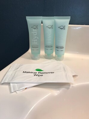 Tres productos de Hydra Spa: champú, acondicionador y crema corporal, junto con una toallita desmaquillante.