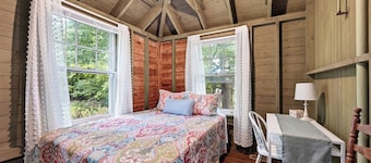 "The Ellen" Beach Cottage, Wifi, Sleeps 6, All Seasons, 60-Acre Estate Access