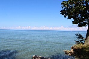 Beach - Charming Cottage with Private Beach (sleeps 6, A/C, Wifi & Kayaks) (Irving)