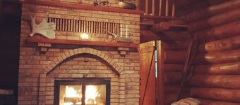 Chalet en bois rond au bord du lac avec espace d'enseignement / studio disponible pour les retraites. 