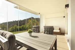 A balcony with a table, chairs, and a potted plant. - Ground floor apartment with amazing views-Fl8-1 (Ojen)