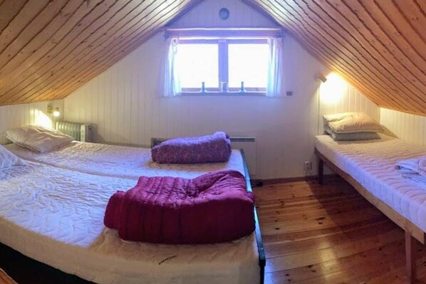 The top floor of the härbre - 'Tomtebo' - Cosy lake view cabin in Gesunda, Mora (Mora S)