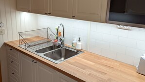 Coffee/tea maker, fridge, microwave, oven