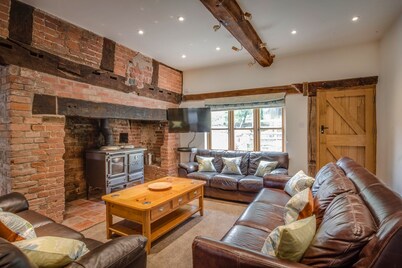 Dog and Family-Friendly Self-Catering Farmhouse on Working Farm