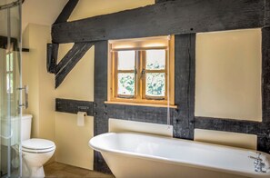 Combined shower/bathtub, towels, soap, toilet paper - Dog and Family-Friendly Self-Catering Farmhouse on Working Farm (Whitbourne, Worcester)