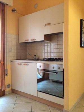 Fridge, oven, stovetop, coffee/tea maker
