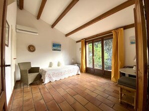4 habitaciones, tabla de planchar con plancha, wifi y ropa de cama