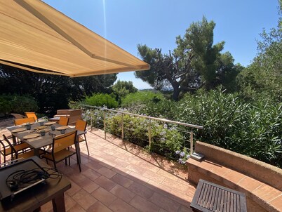 Villa with sea view and SANTA GIULIA beach on foot in 5 minutes