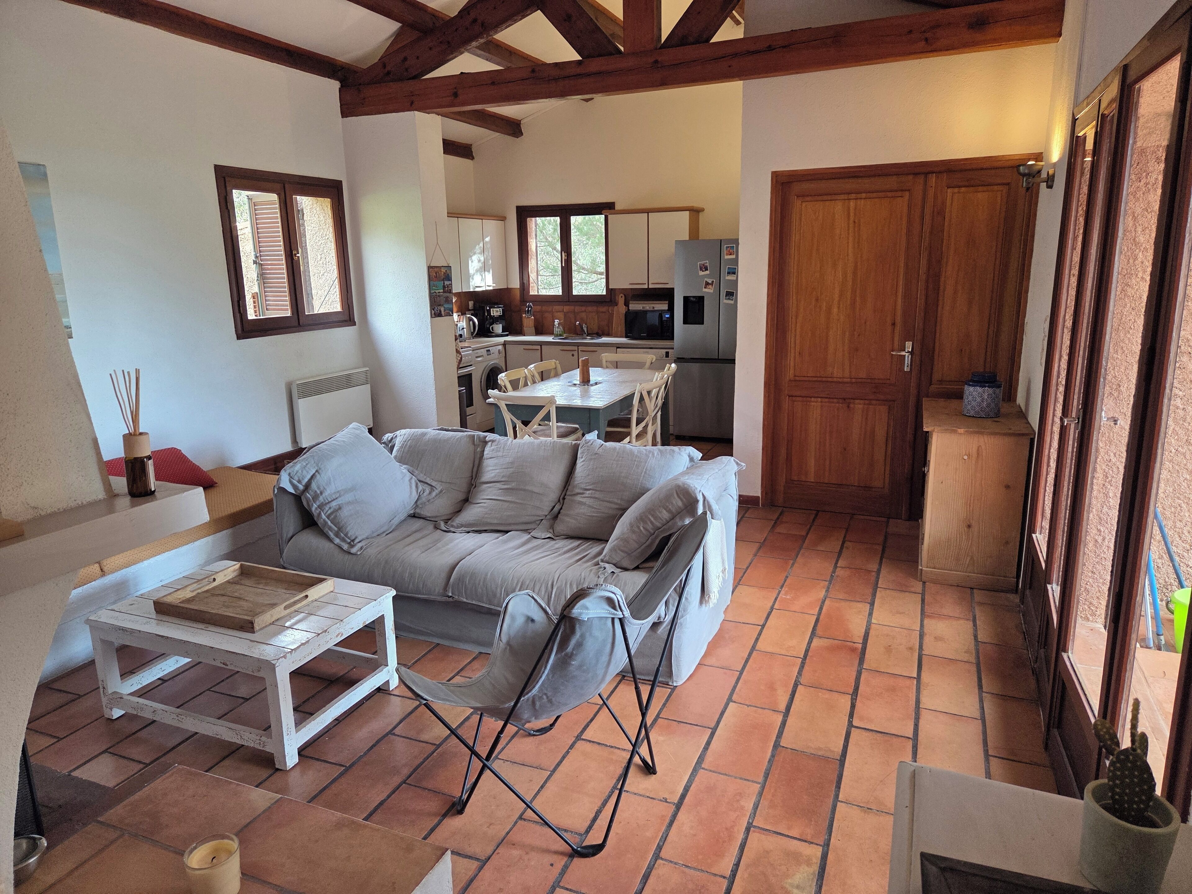 TV connectée, cheminée, chaîne hi-fi