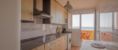 Kühlschrank, Mikrowelle, Wasserkocher mit Kaffee-/Teezubehör, Toaster