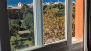 A view through a window with a clear sky and a distant coastline. - 201 Apartamento La Duna (Tarifa)