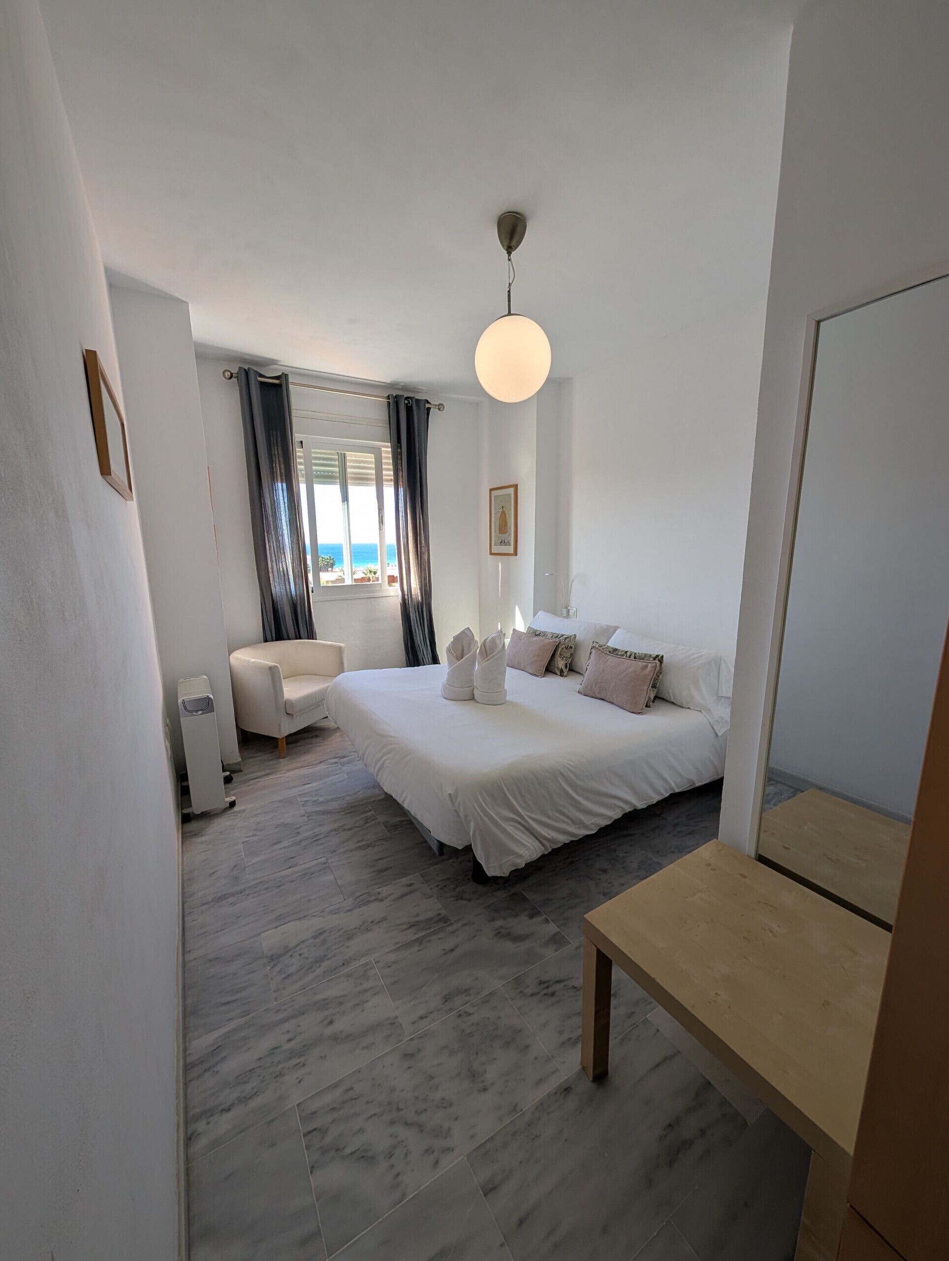 2 slaapkamers, een strijkplank/strijkijzer, gratis wifi, beddengoed