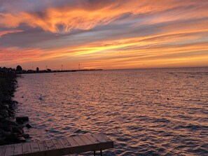 在海滩、沙滩椅