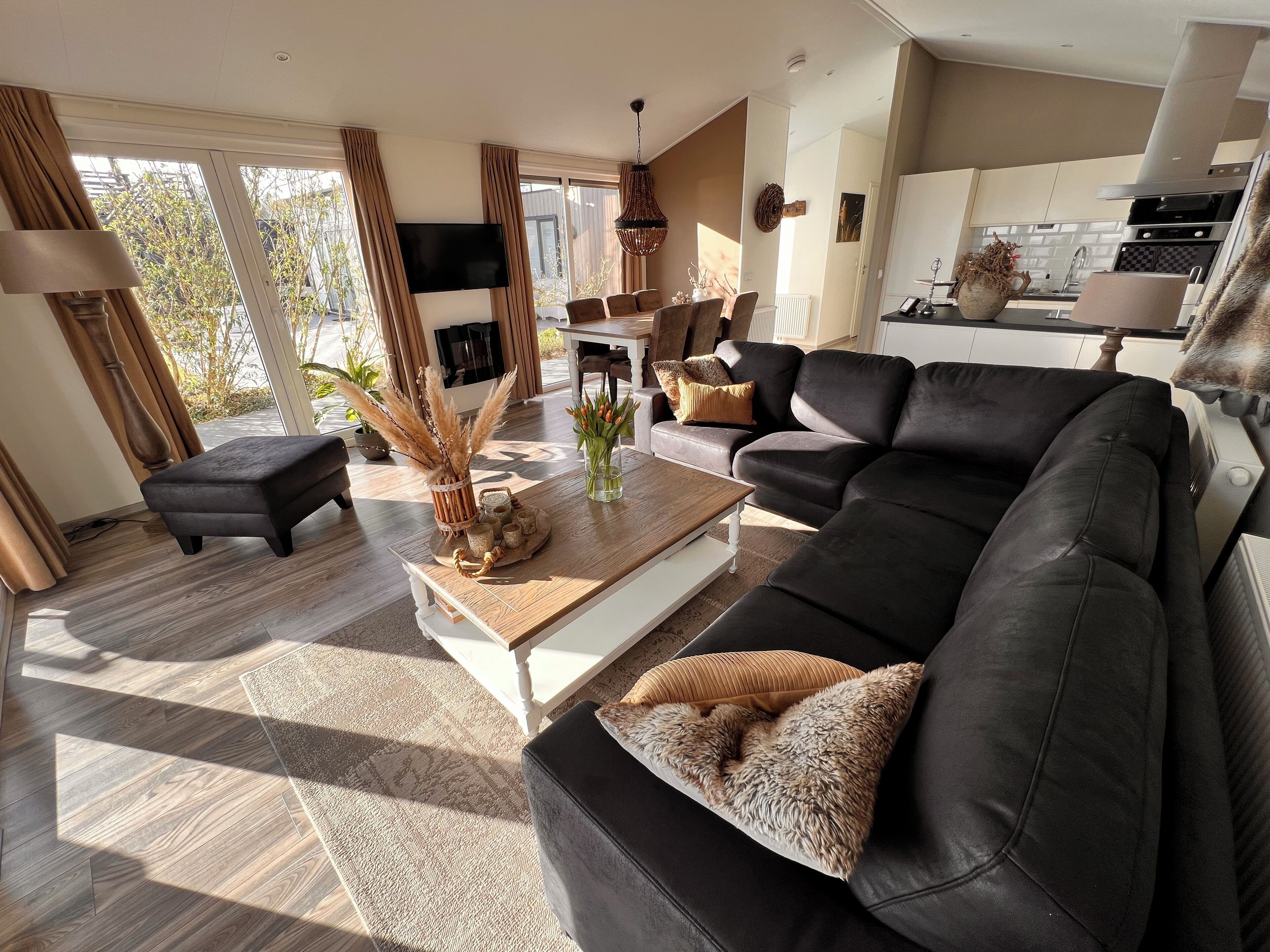 Een smart-tv, boeken en een stereo