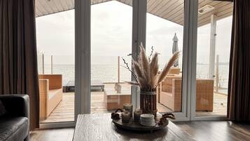 Een smart-tv, boeken en een stereo