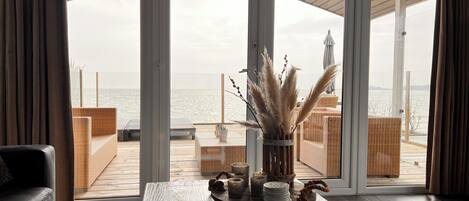 Smart-tv, bøger, stereoanlæg