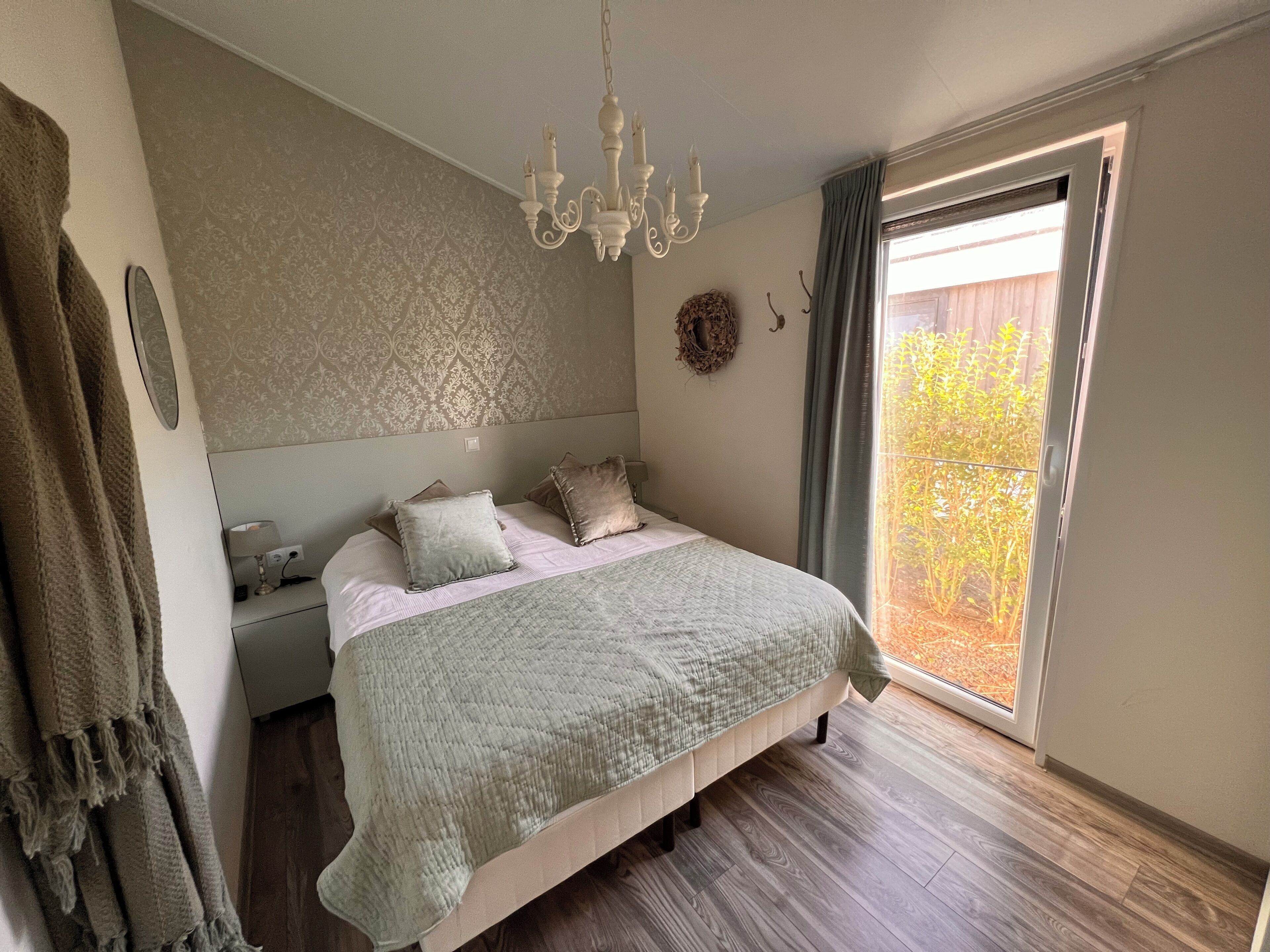 3 slaapkamers, een strijkplank/strijkijzer, gratis wifi, beddengoed