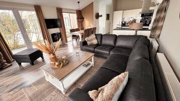 Smart-tv, böcker och en stereo