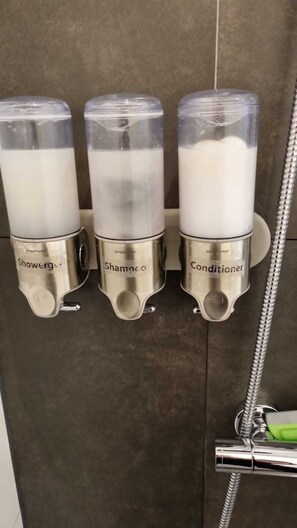 Dusche, Haartrockner, HandtĂŒcher, Seife