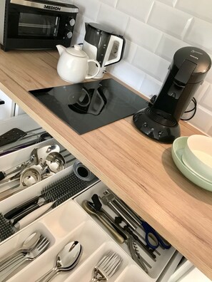 Een koelkast, een oven, een kookplaat, een koffiezetapparaat/waterkoker