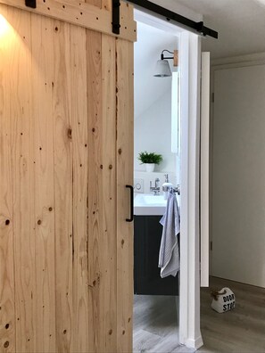 Ensemble douche/baignoire, sèche-cheveux, serviettes fournies, savon