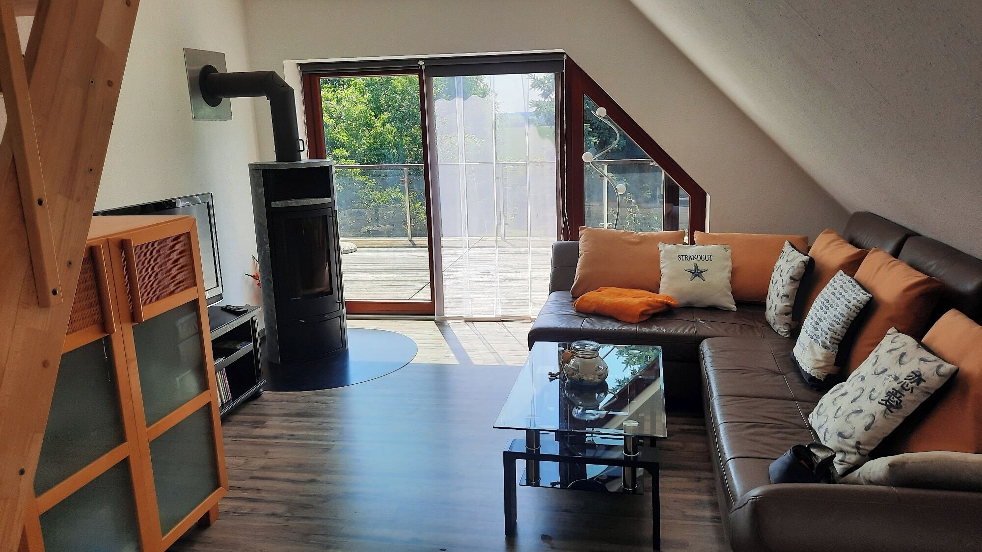 TV connectée, cheminée, livres, chaîne hi-fi