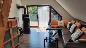 Smart-TV, Kamin, Bücher, Stereoanlage