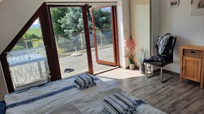 3 soverom, skrivebord, reiseseng for barn og wi-fi (inkludert)