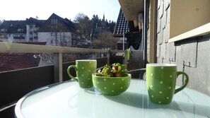 Outdoor dining - GLÜCKSKLEE at the foot of the Bocksberg - Central Modern Cozy (60sqm, 3 balconies)  (Hahnenklee)
