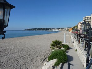 Property grounds - 3-room apartment with balcony, sea view, beach 200 m'away. Bright, wifi... (Menton)