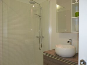Shower, hair dryer - 3-room apartment with balcony, sea view, beach 200 m'away. Bright, wifi... (Menton)