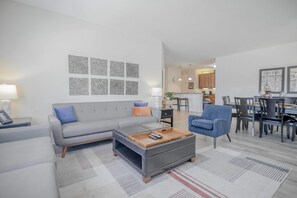 Smart-TV, Videospiele, DVD-Player, Tischfußball