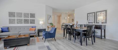 Una Smart TV, videojuegos, un reproductor de DVD, un futbolín