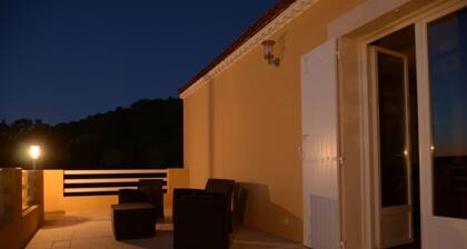 Magnificent Villa with dominant view and heated swimming pool