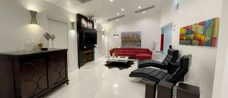 スマートテレビ、暖炉、ミュージックライブラリ