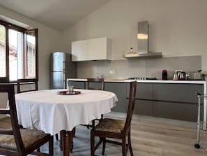 Réfrigérateur, micro-ondes, plaque de cuisson, lave-vaisselle