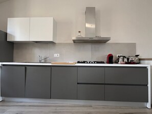 Réfrigérateur, micro-ondes, plaque de cuisson, lave-vaisselle
