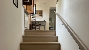 Un escalier avec une rampe menant à un palier.