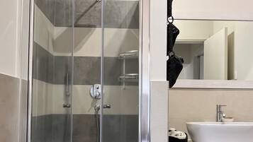 Doccia, asciugacapelli, bidet, asciugamani