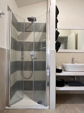Dusche, Haartrockner, Bidet, Handtücher