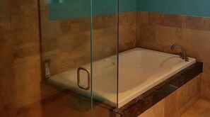 Dusche, Whirlpool, Haartrockner, Handtücher