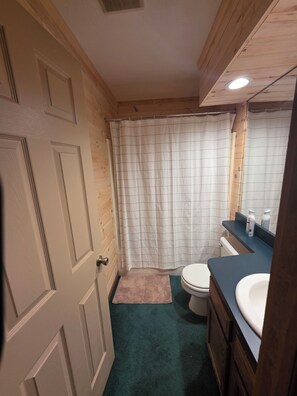 Dusche, Haartrockner, Handtücher, Toilettenpapier