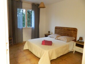 3 slaapkamers, een strijkplank/strijkijzer, gratis wifi, beddengoed