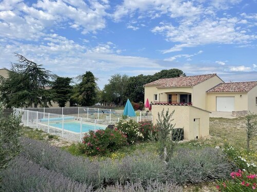 Maison Ocre. Maison pour vos Vacances avec Piscine privée.