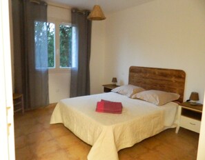 3 chambres, fer et planche à repasser, Wi-Fi gratuit, draps fournis