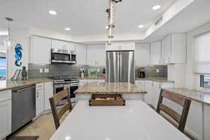 Kühlschrank, Mikrowelle, Ofen, Geschirrspüler